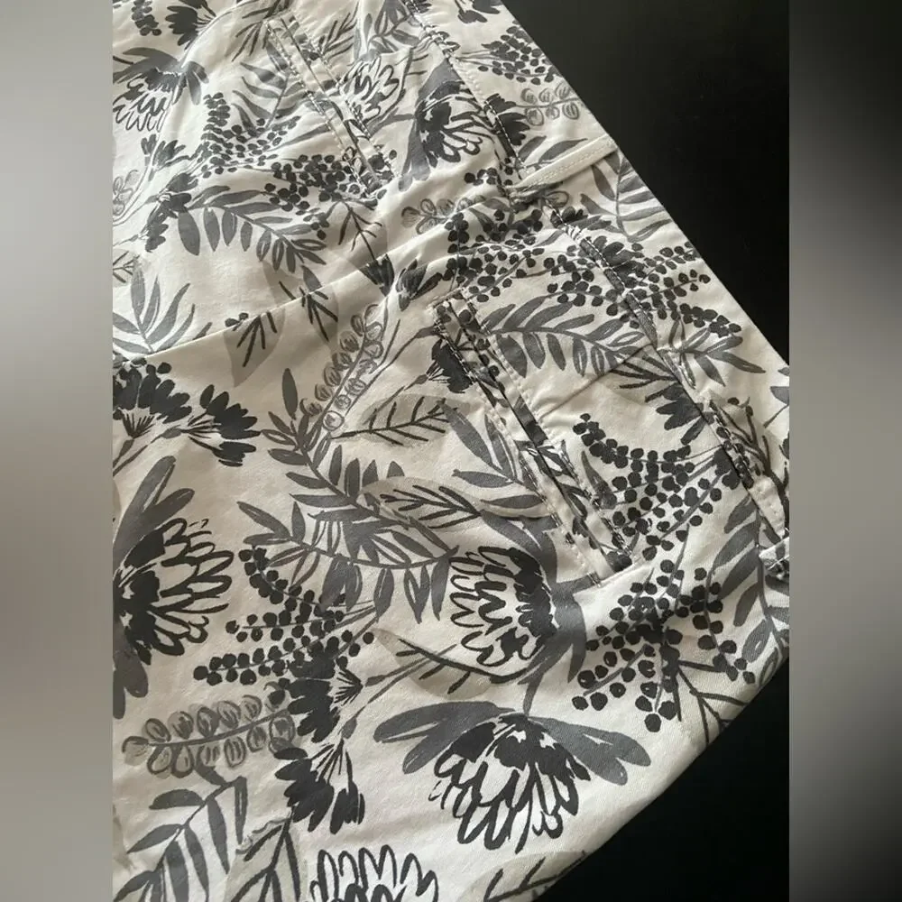 OLD NAVY Grey Floral Pixie Chino Shorts sz 2